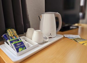 Wasserkocher, Welcome-Tray und Teestation in jedem Zimmer
